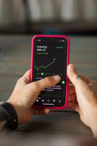 Best Investment Apps for Beginners in 2026: Fidelity, Acorns, and Robinhood Compared