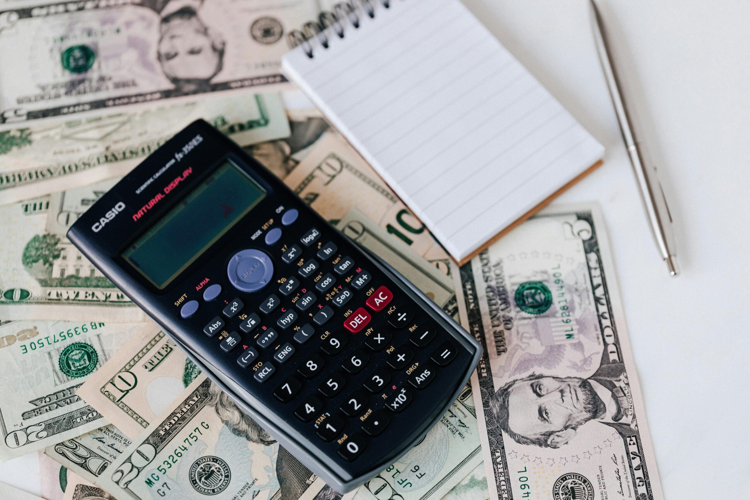 Person holding cash back credit card representing flat-rate rewards 2026