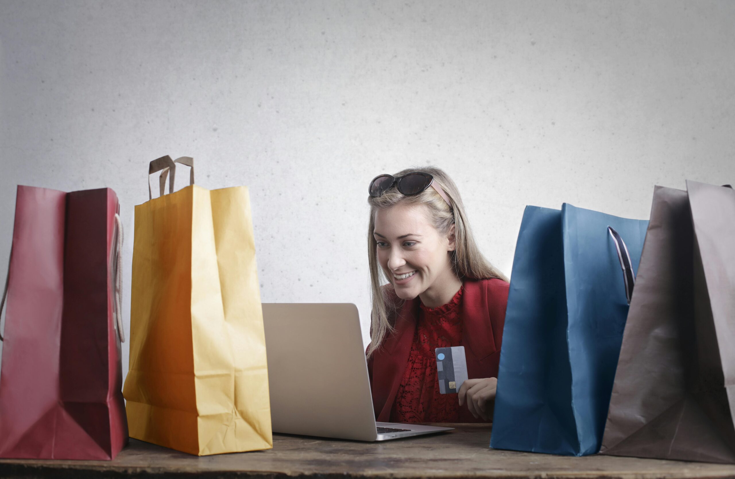 Person using cash back credit card for online purchases and groceries 2026